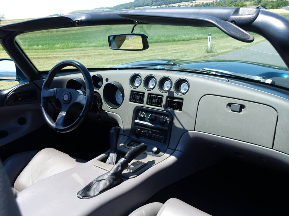 Image 30/35 of Dodge Viper RT/10 (1994)