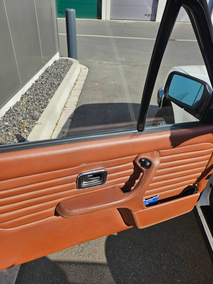 Immagine 32/67 di BMW 320i (1990)
