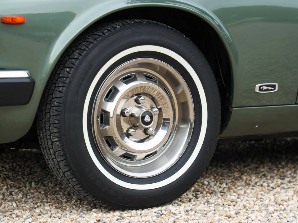 Image 29/50 of Jaguar XJ 6 4.2 (1985)