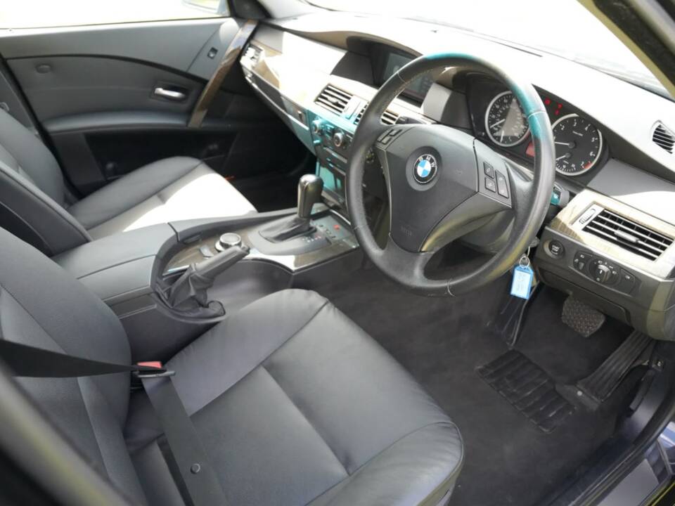 Bild 41/48 von BMW 550i (2006)