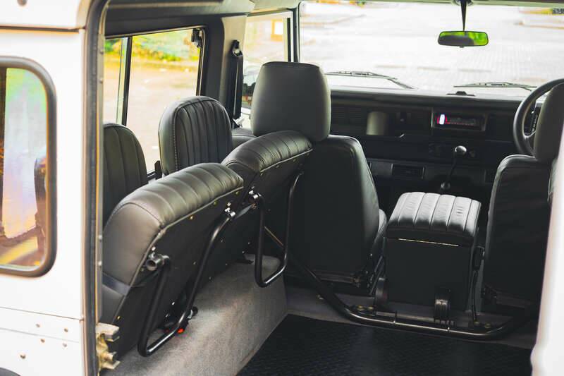 Image 36/41 of Land Rover Defender 90 "50th Anniversary" (1999)