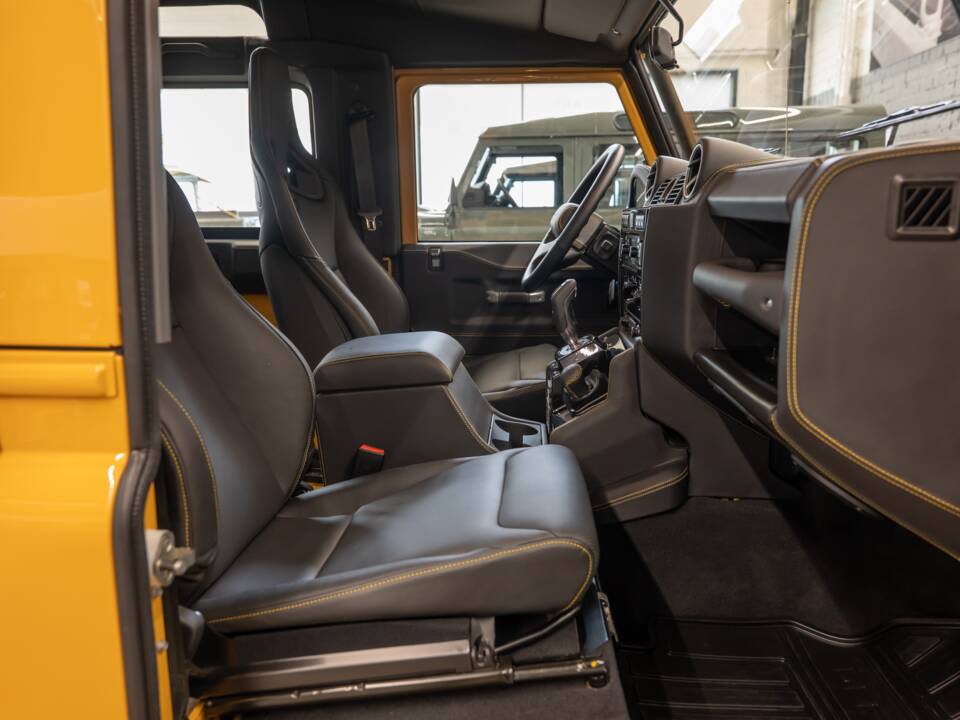 Image 26/47 of Land Rover Defender 90 Works V8 (2013)