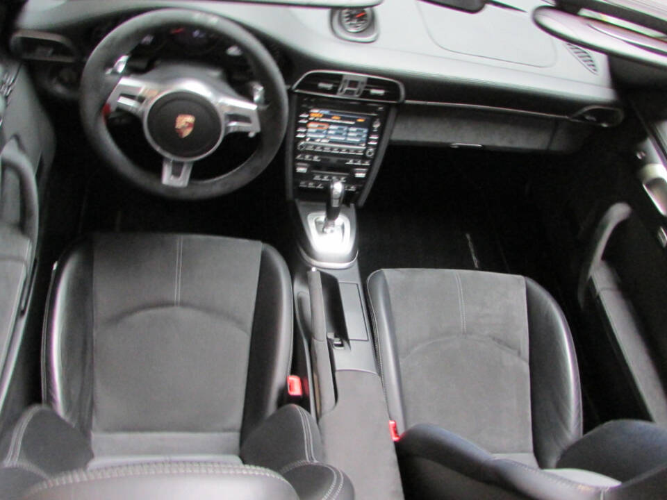 Image 6/14 of Porsche 911 Carrera 4 GTS (2011)