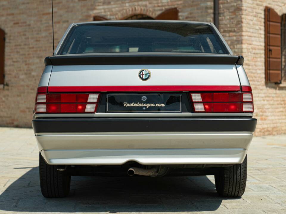Immagine 8/50 di Alfa Romeo 75 2.0 Twin Spark (1989)