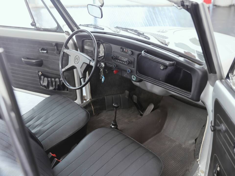 Image 22/37 of Volkswagen Beetle 1302 (1971)