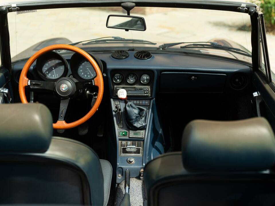 Image 39/50 of Alfa Romeo 2.0 Spider (1985)