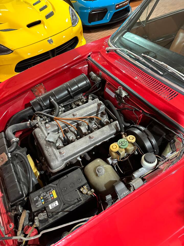 Image 29/30 of Alfa Romeo 2000 GT Veloce (1971)