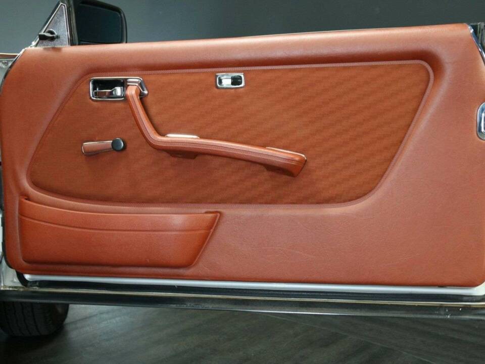 Image 31/50 of Mercedes-Benz 280 CE (1980)