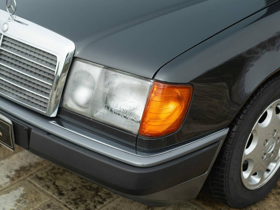 Image 19/49 of Mercedes-Benz 320 E (1993)