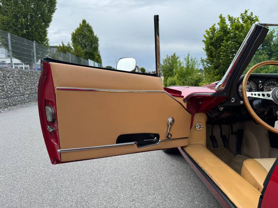 Image 22/35 of Jaguar E-Type (1969)