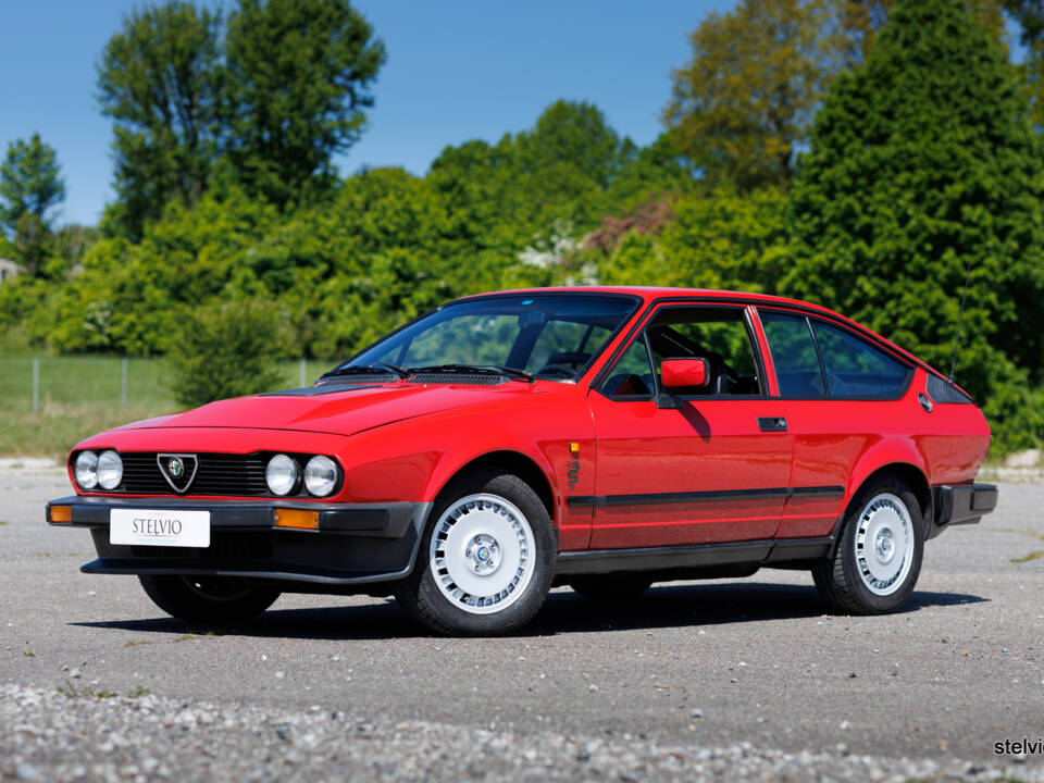 Imagen 3/36 de Alfa Romeo GTV 6 2.5 (1986)