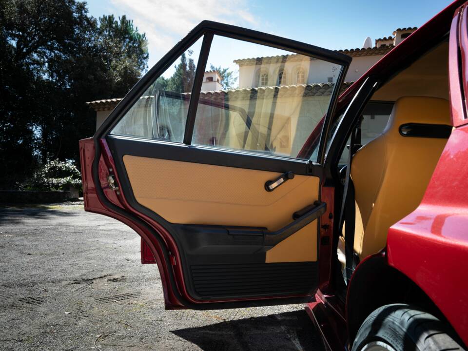 Image 32/63 of Lancia Delta HF Integrale Evoluzione II (1994)