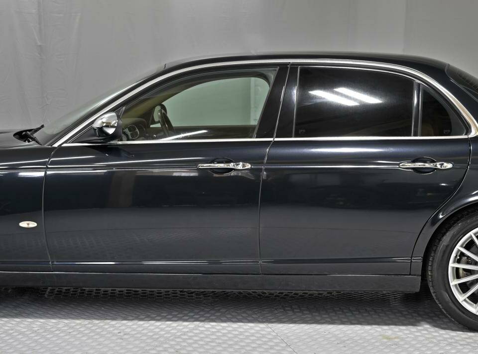 Image 9/50 of Jaguar XJ 8 4.2 (2006)