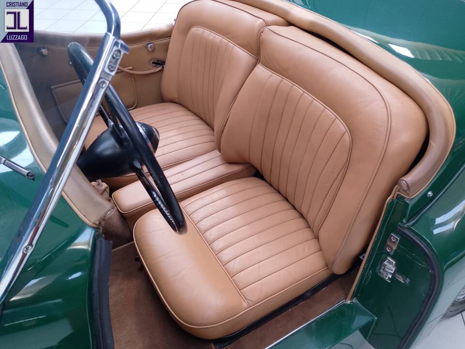 Image 27/57 of Jaguar XK 120 SE OTS (1953)