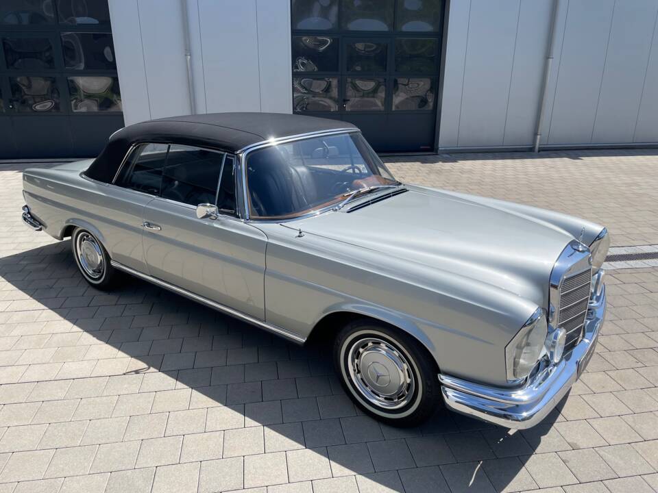 Image 2/47 of Mercedes-Benz 250 SE (1966)