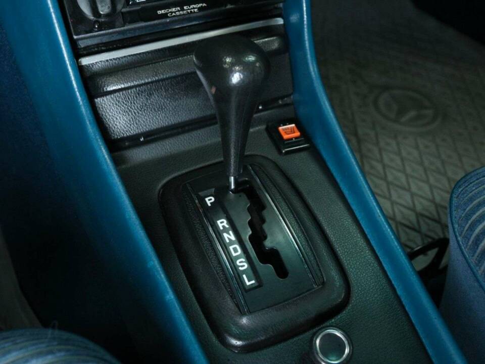 Image 17/29 of Mercedes-Benz 280 SE (1977)