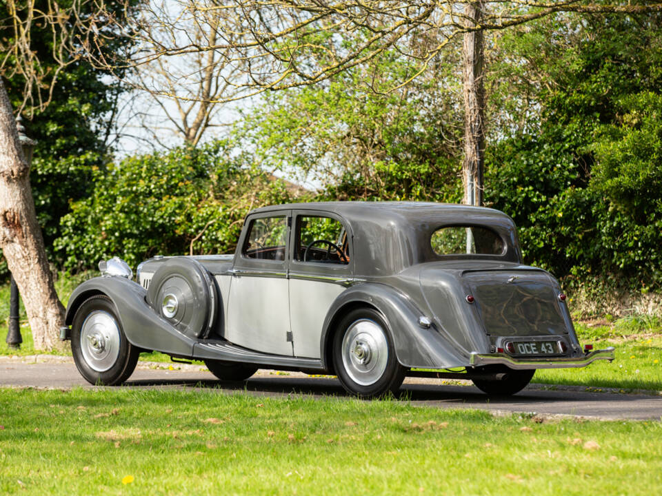 Image 2/44 of Alvis 4.3 Liter Saloon (1938)