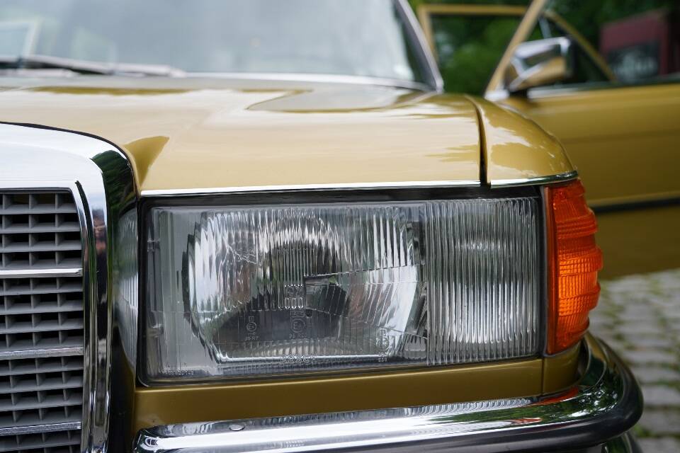 Image 16/19 of Mercedes-Benz 350 SE (1977)