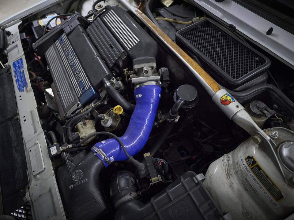 Image 84/93 of Lancia Delta HF Integrale Evoluzione I (1992)