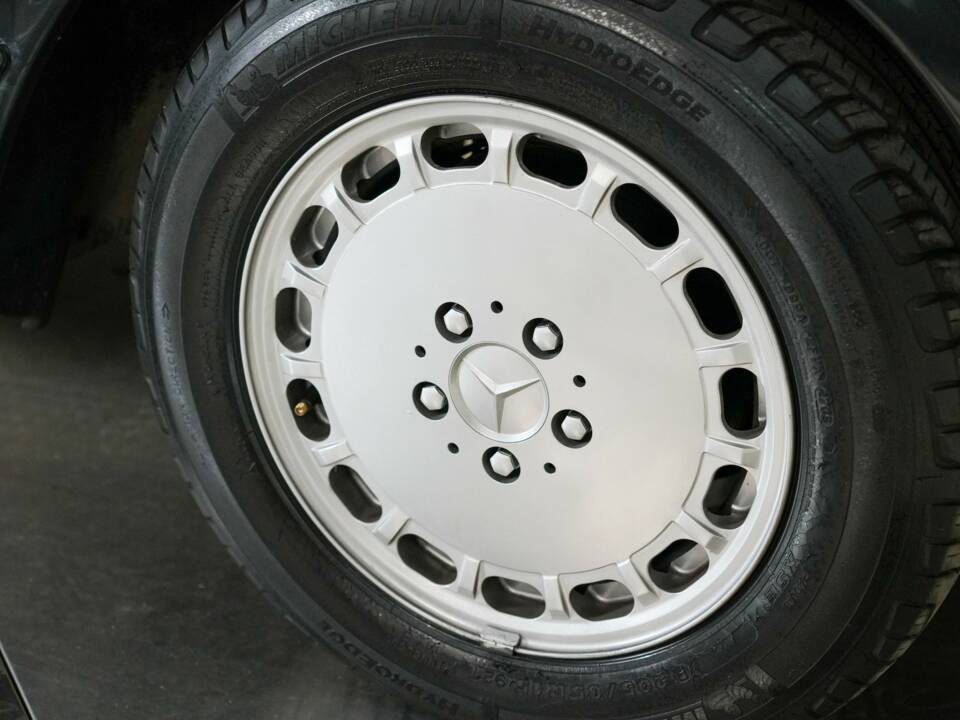 Afbeelding 21/24 van Mercedes-Benz 560 SL (1988)