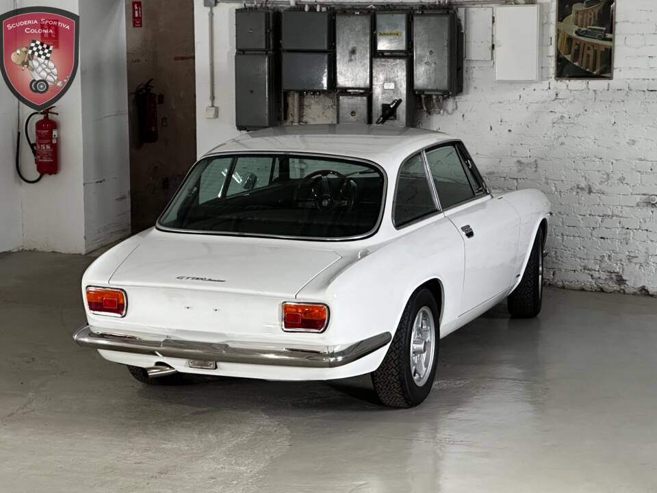 Immagine 30/53 di Alfa Romeo Giulia GT 1300 Junior (1970)