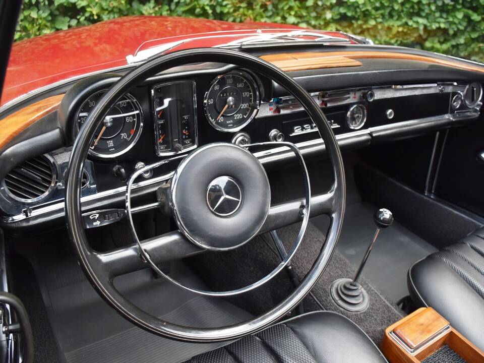 Image 32/45 of Mercedes-Benz 230 SL (1964)