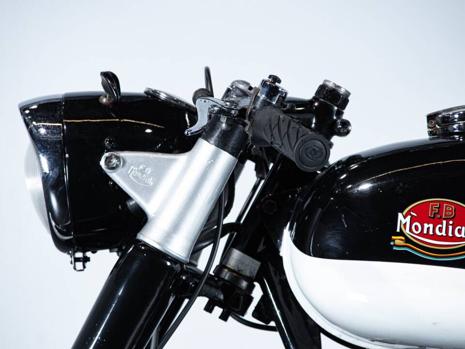 Image 24/50 of Mondial 125 (1961)