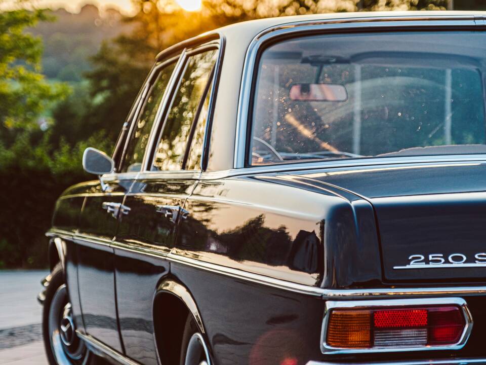 Image 2/52 of Mercedes-Benz 250 S (1967)