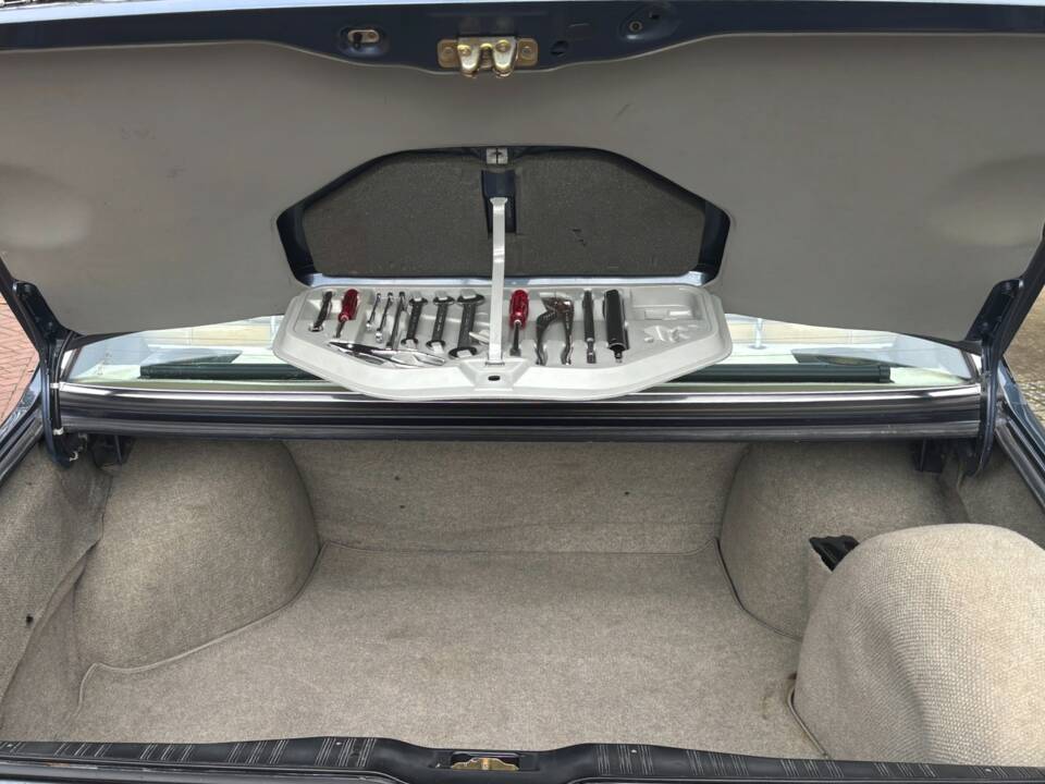 Image 19/24 of BMW 732i (1981)