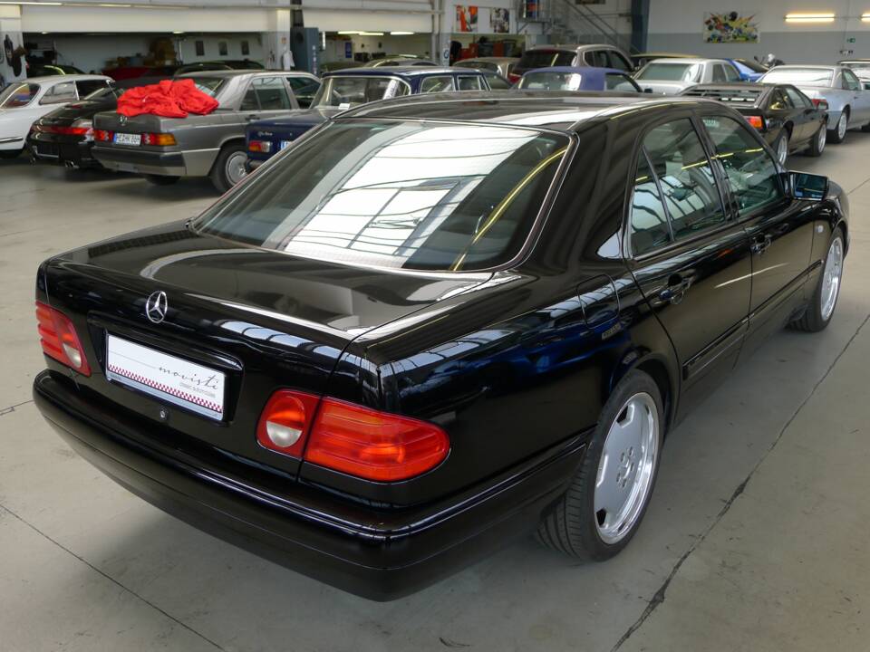 Image 29/33 of Mercedes-Benz E 230 (1995)