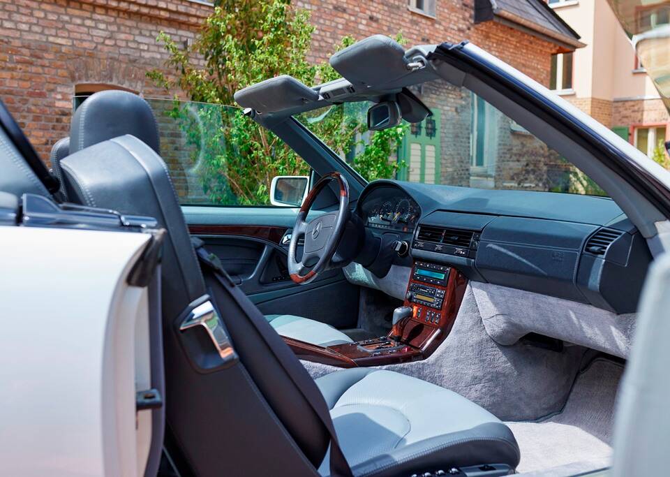 Image 64/171 of Mercedes-Benz SL 600 (1996)