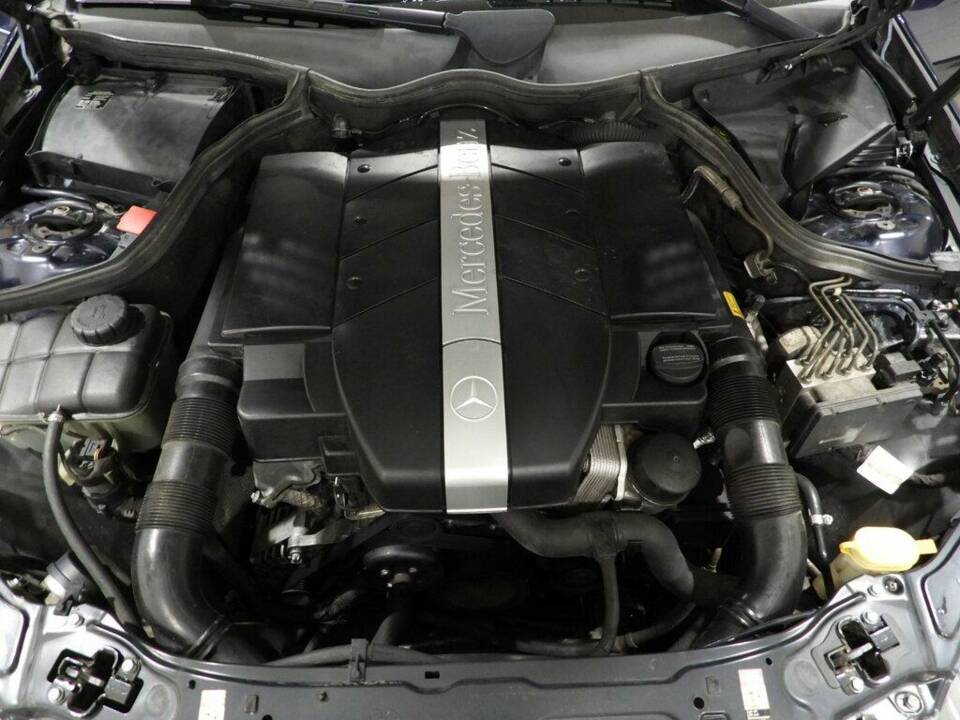 Immagine 11/15 di Mercedes-Benz CLK 320 (2002)