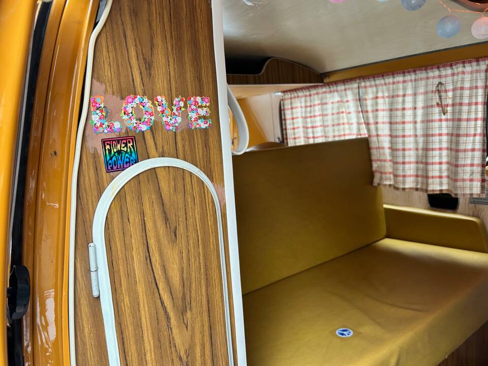 Image 13/32 of Volkswagen T2b Westfalia (1972)