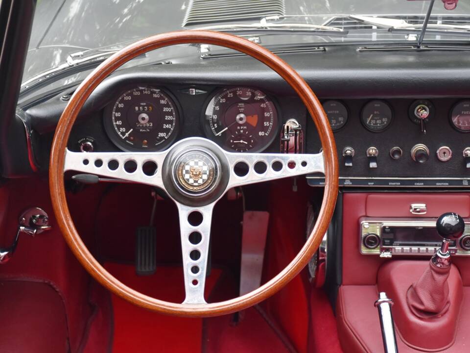 Image 23/38 of Jaguar Type E 4.2 (1965)