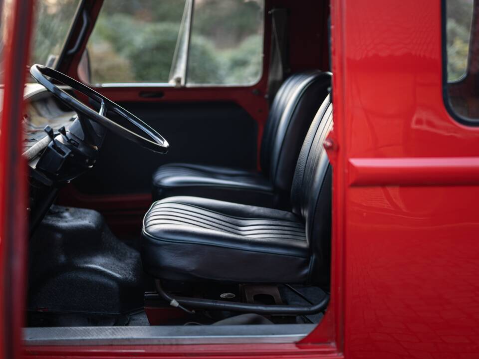Image 24/52 of Renault Estafette (1977)