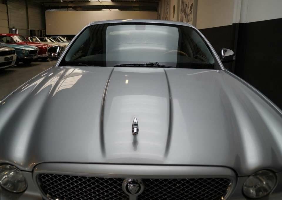 Image 33/50 of Jaguar XJ 8 4.2 (2008)