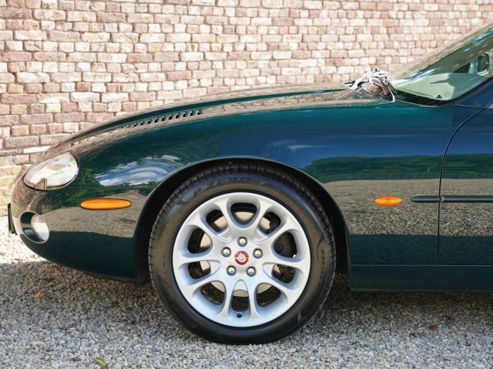 Image 27/50 of Jaguar XKR (2001)