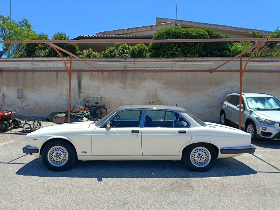 Image 44/50 of Jaguar XJ6 3.2 Sovereign (1983)
