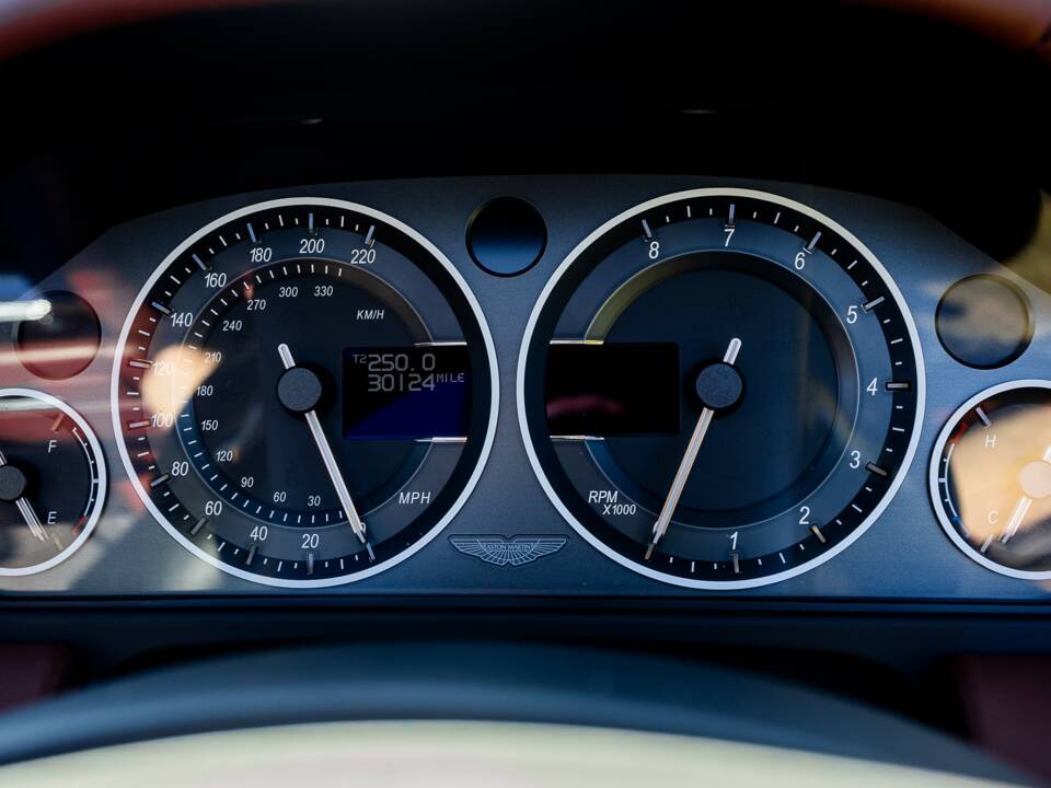 Immagine 50/50 di Aston Martin DBS Volante (2011)