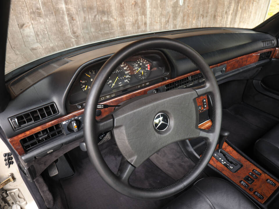 Immagine 42/63 di Mercedes-Benz 500 SEC (1985)