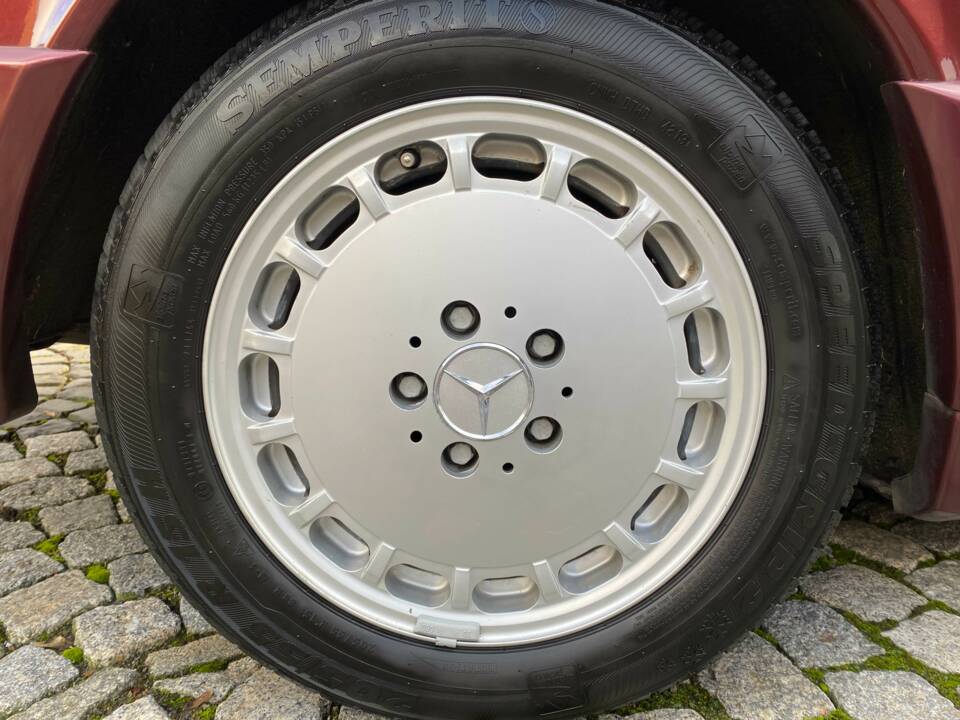 Image 23/27 of Mercedes-Benz 190 E 1.8 Avantgarde &quot;Rosso&quot; (1993)