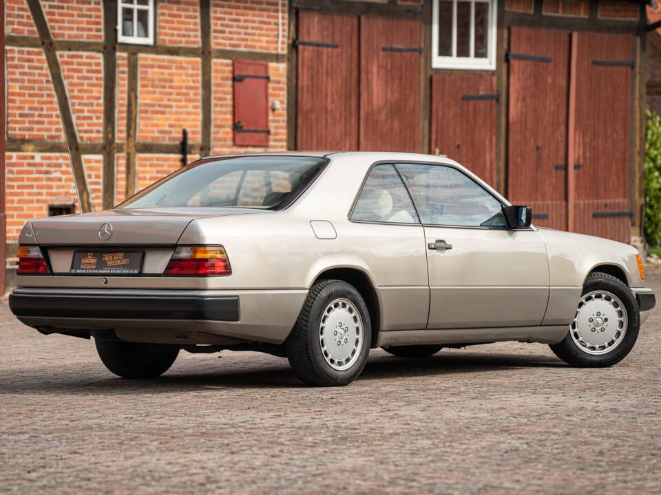 Afbeelding 12/63 van Mercedes-Benz 230 CE (1988)