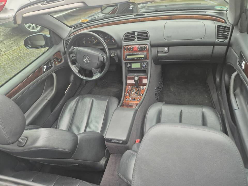 Image 2/8 of Mercedes-Benz CLK 320 (1999)