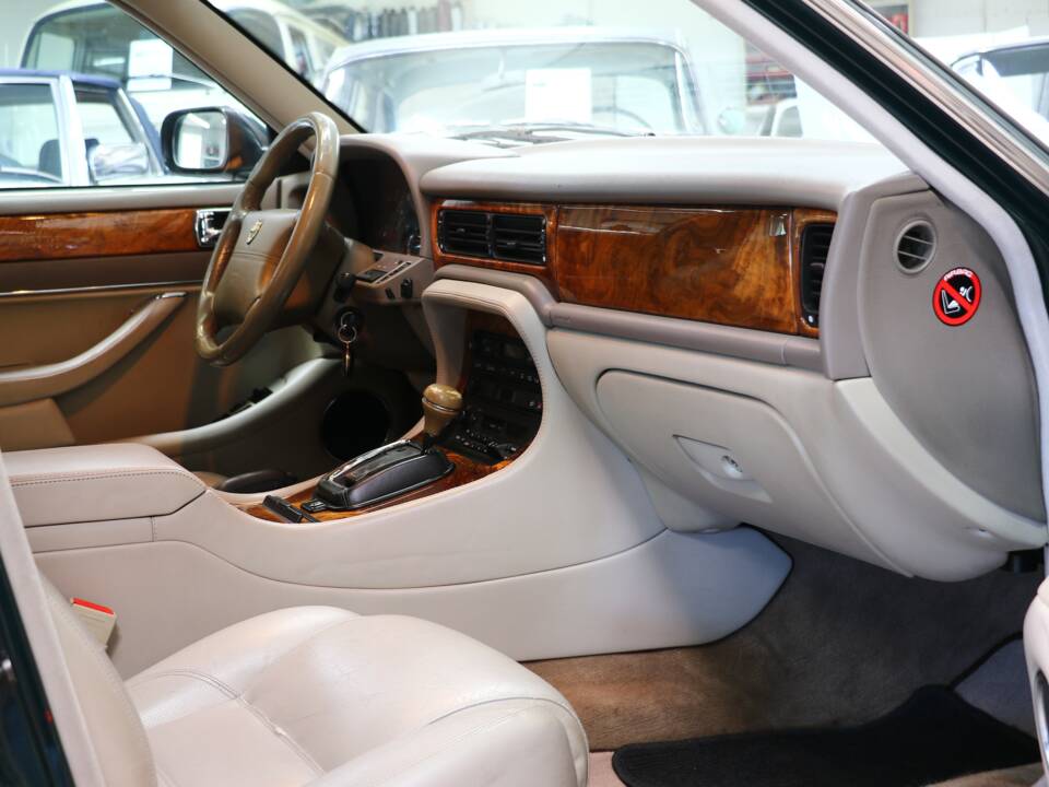 Bild 17/29 von Jaguar XJ6 3.2 Executive (1997)