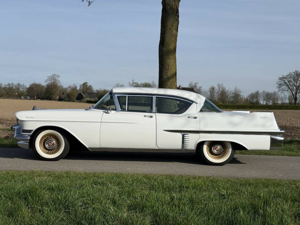 Bild 8/36 von Cadillac 62 Sedan DeVille (1957)