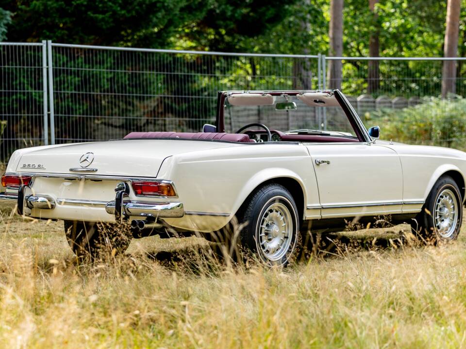 Image 7/46 of Mercedes-Benz 250 SL (1967)