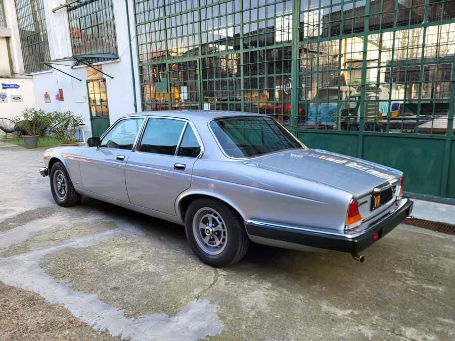 Image 14/39 de Jaguar XJ 6 4.2 (1982)