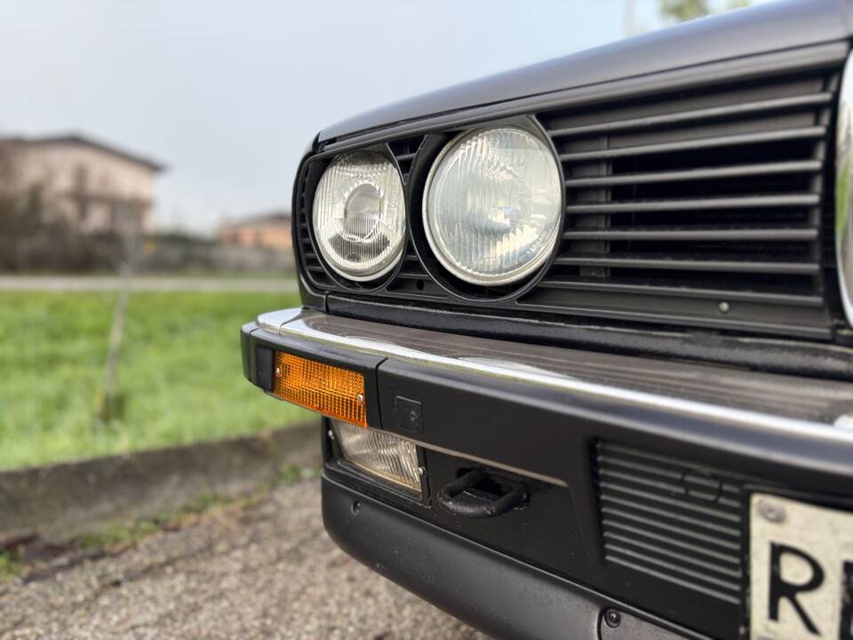 Image 18/27 de BMW 320i (1989)