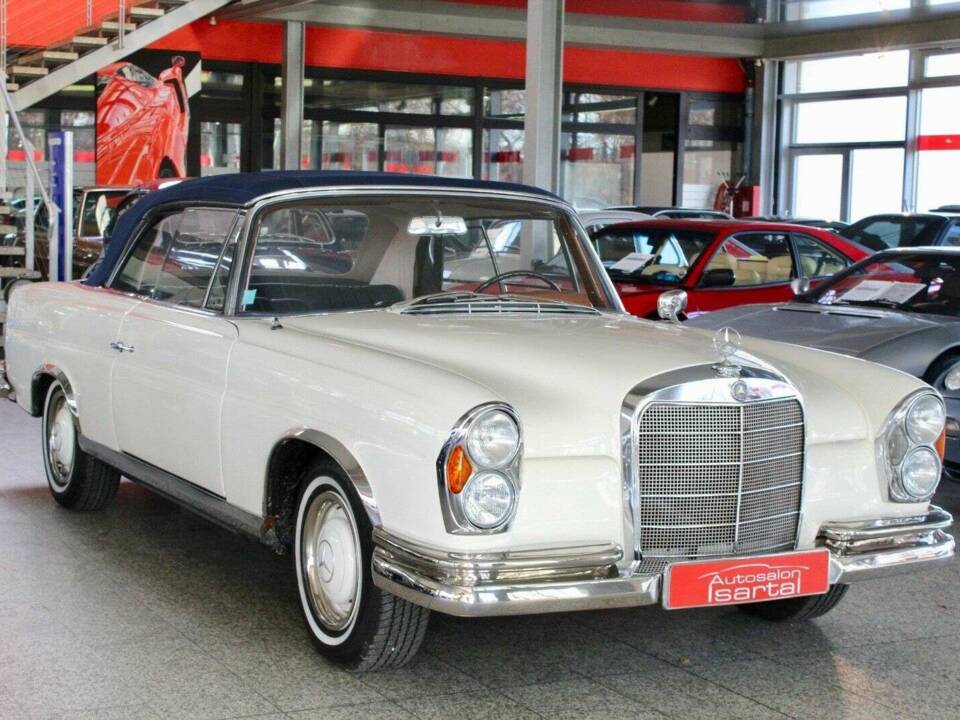 Image 2/19 de Mercedes-Benz 220 SE b (1963)