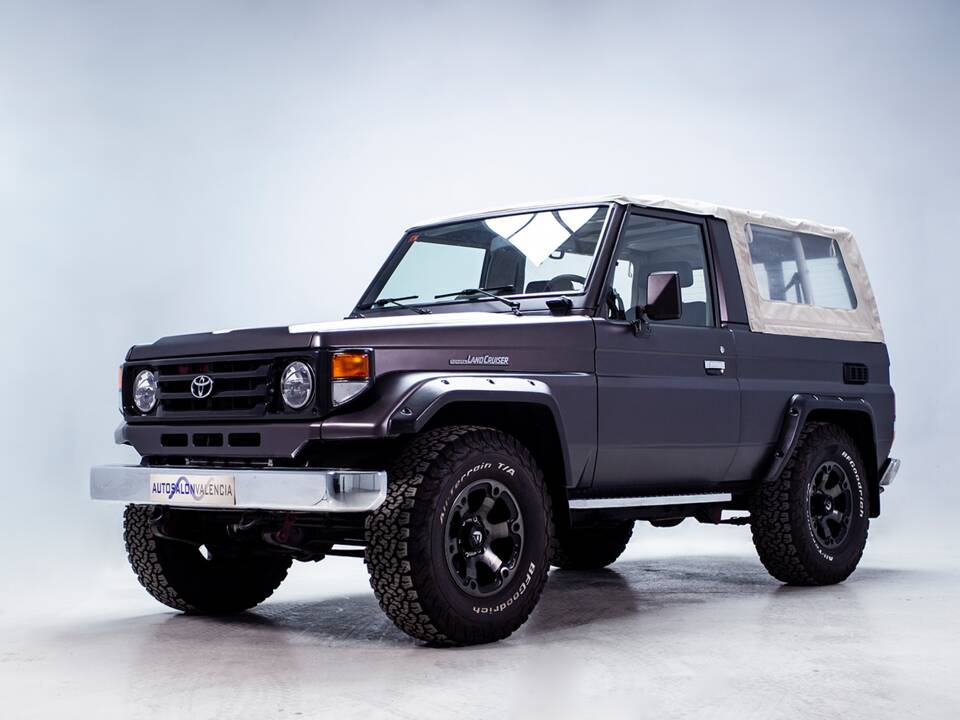 Image 3/42 of Toyota Land Cruiser FJ 62 (1985)